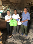 Công đoàn cơ sở Ban Tuyên giáo-Trung tâm bồi dưỡng chính trị huyện Lộc Ninh thăm hỏi, tặng quà cho gia đình chính sách