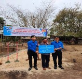 Đ/c Nguyễn Tấn Hiếu - HUV, Bí thư Huyện Đoàn Lộc Ninhvà đồng chí Hà Thành Chung - Bí thư Đoàn Thanh niên Công ty TNHH MTV Cao su Lộc Ninh bàn giao công trình Thanh thiếu nhi “Hệ thống nước sạch sinh hoạt”  cho Ấp 8C, xã Lộc Hòa