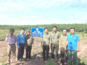 Chụp hình lưu niệm tại Công trình “Vườn keo lai Công đoàn”