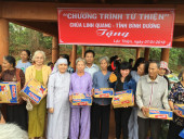 Tặng 250 phần quà cho bà con nghèo xã biên giới