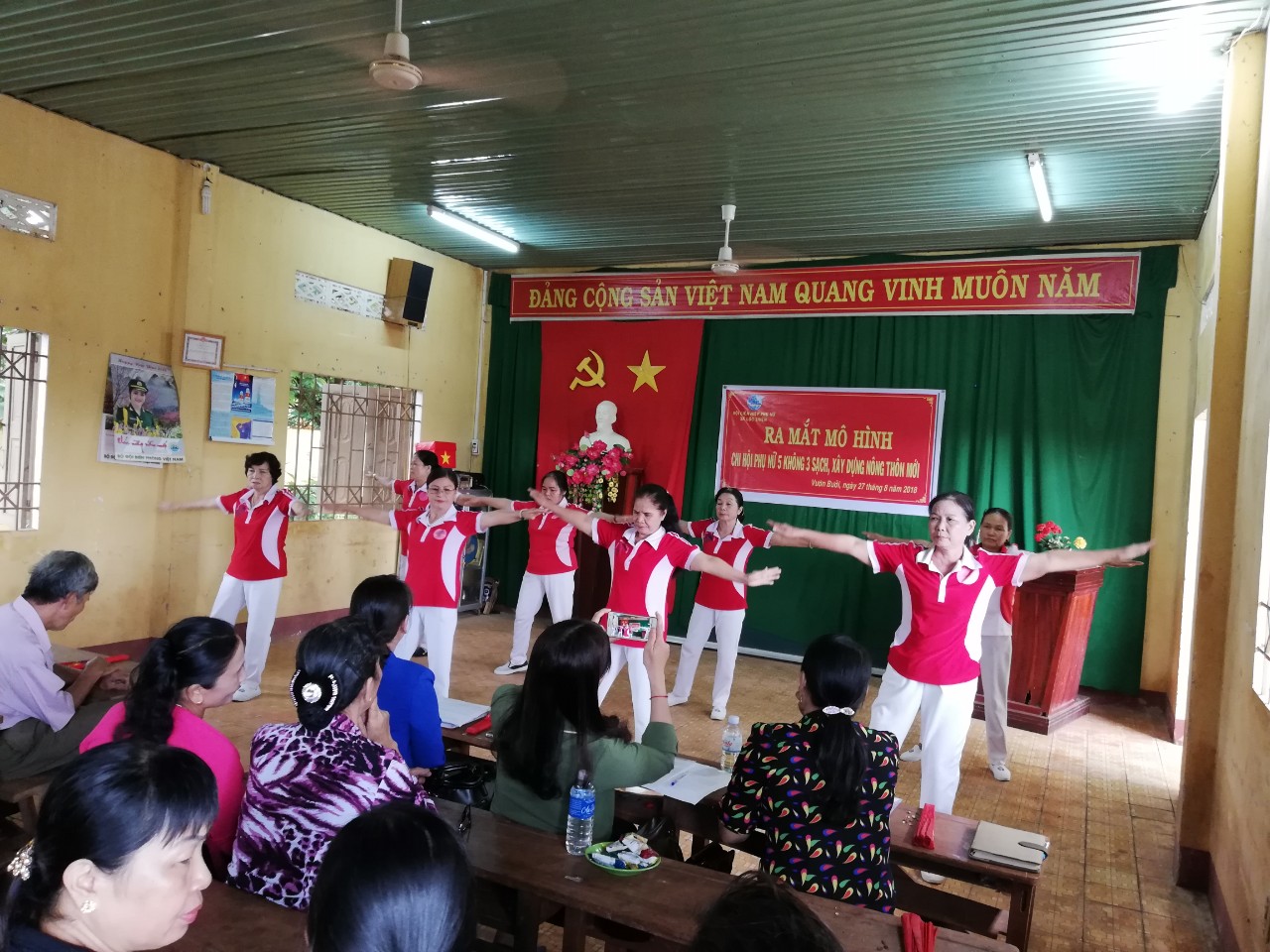 Ra mắt mô hình “Chi hội phụ nữ 5 không 3 sạch xây dựng nông thôn mới” ấp Vườn Bưởi