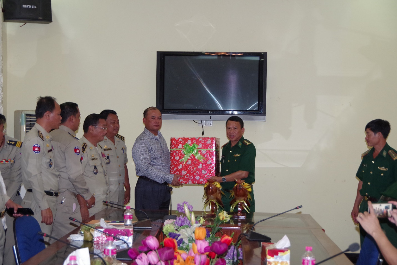 Đại tá Hoàng Văn Thành, Phó Chính ủy BĐBP Bình Phước tặng quà Ty công an tỉnh Kratie nhân dịp tết cổ truyền Chol Chnam Thmay của Campuchia