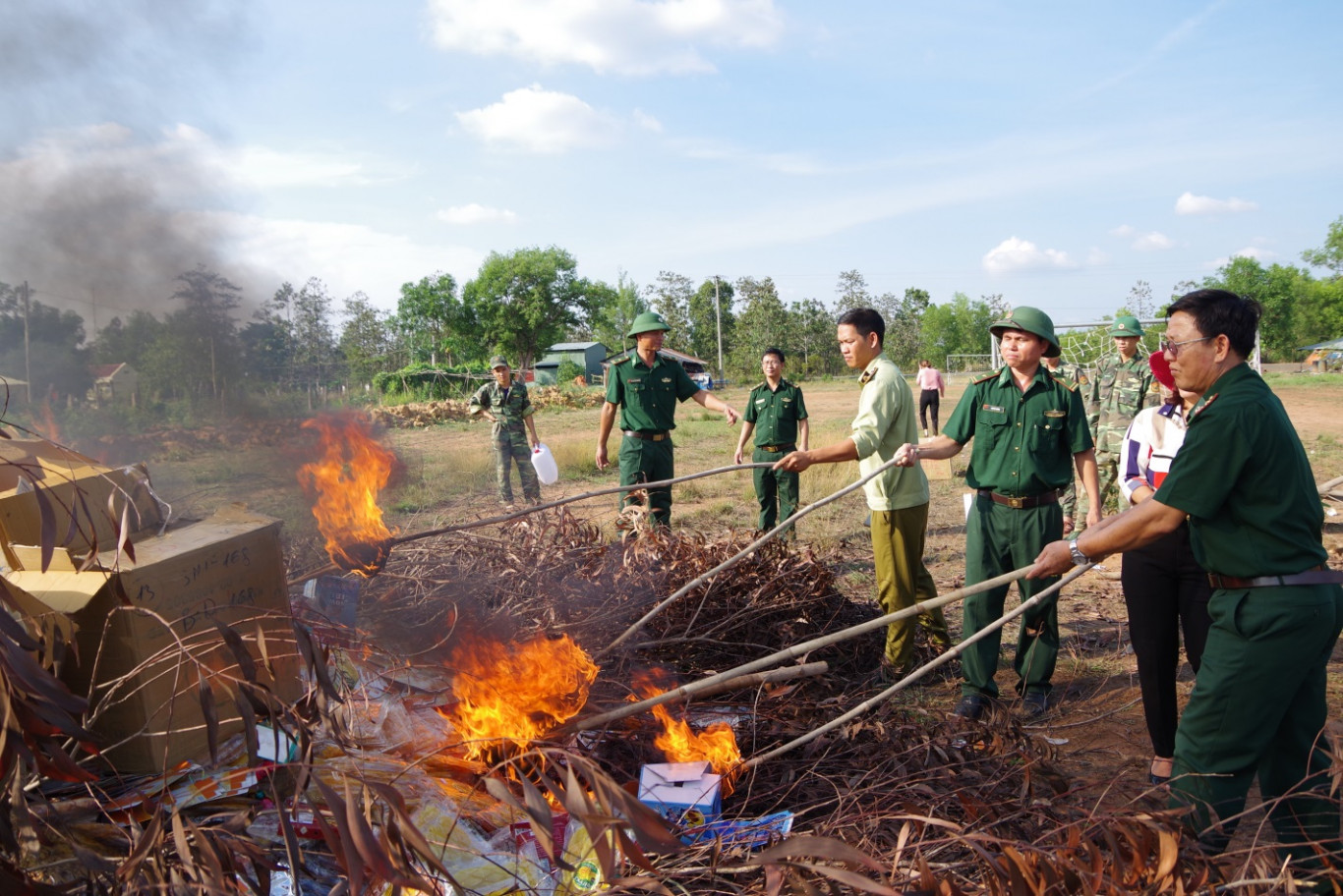 Các lực lượng chức năng cùng châm lửa tieu hủy tang vật