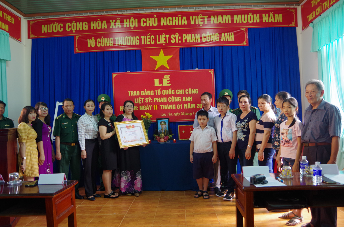 Trao bằng Tổ quốc Ghi công cho liệt sĩ Phan Công Anh