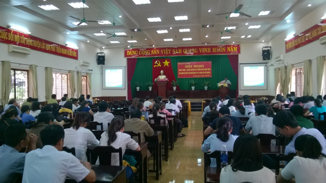 Đ/c Hà Văn Giảng - Thường vụ Huyện ủy - Trưởng Ban Tuyên giáo Huyện ủy  kiêm Giám đốc Trung tâm Bồi dưỡng chính trị huyện Lộc Ninh triển khai Nghị quyết