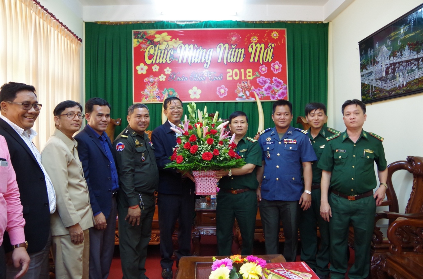 Ông phó tỉnh trưởng Pen Sầm Bất, trưởng đoàn tỉnh Mundulkiri tặng quà chúc mừng năm mới cán bộ, chiến sĩ BĐBP tỉnh