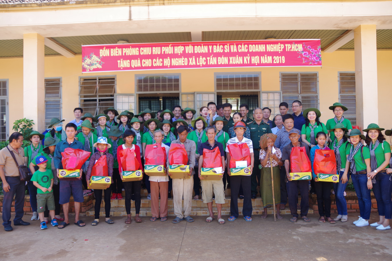 Tặng quà cho đồng bào nghèo nơi biên giới