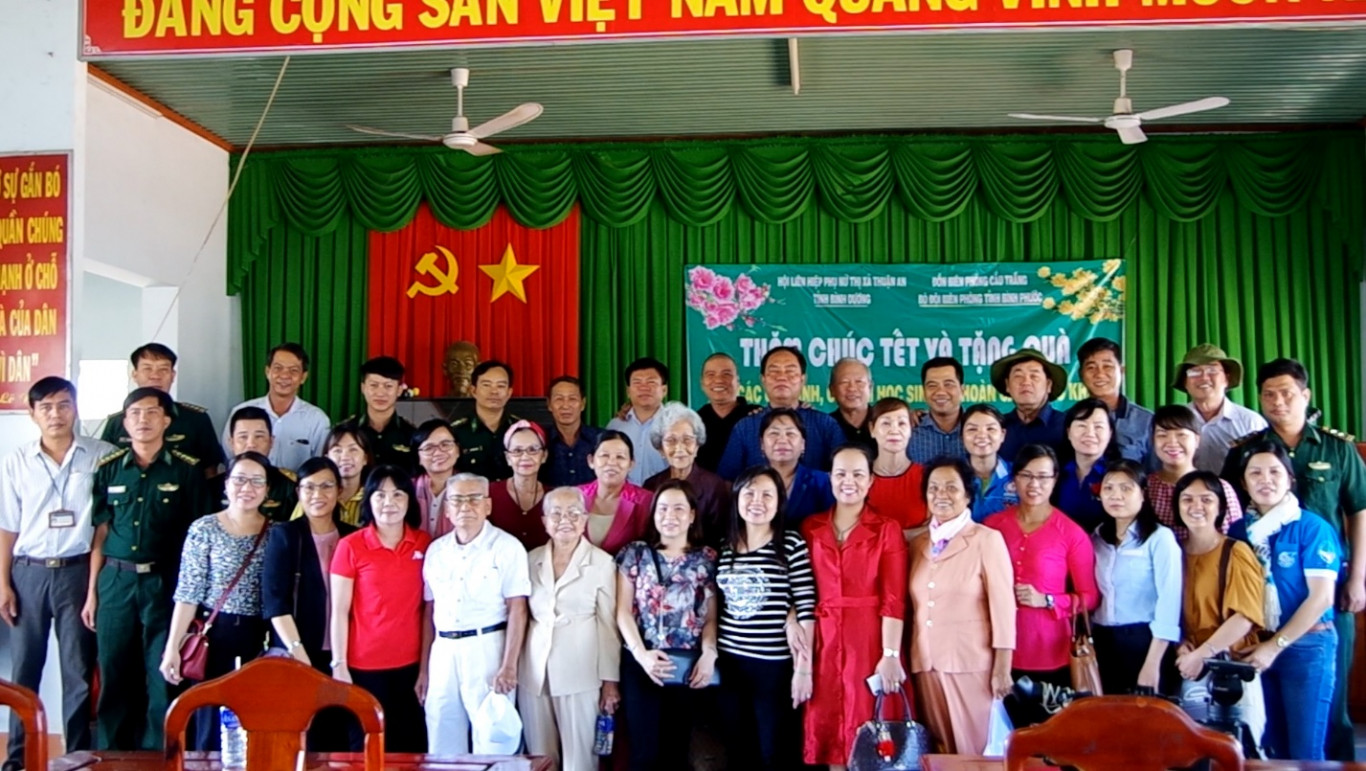 Đoàn tặng quà chụp hình lưu niệm cùng các gia đình được nhận quà