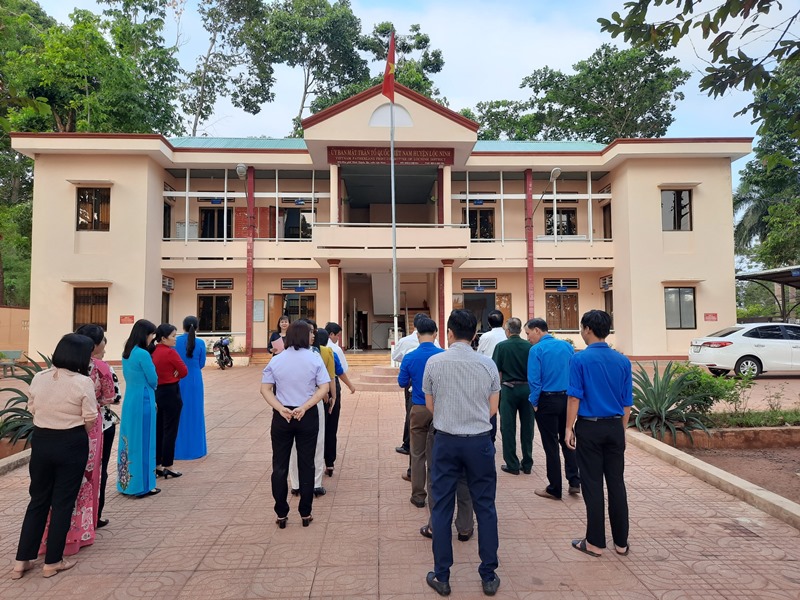 Khối Dân vận - Mặt trận - Đoàn thể huyện Lộc Ninh tổ chức chào cờ đầu tháng và sinh hoạt Ngày Pháp luật tháng 4