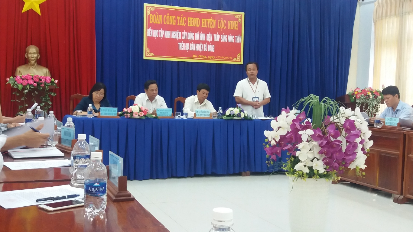 Học tập kinh nghiệm về xây dựng mô hình điện thắp sáng nông thôn