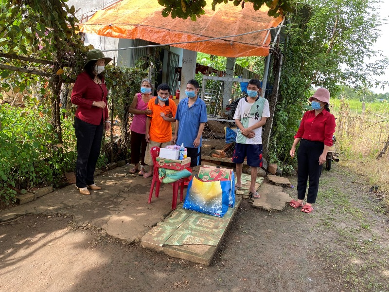 Huyện Lộc Ninh thăm, tặng quà các nạn nhân  chất độc Da cam/dioxin