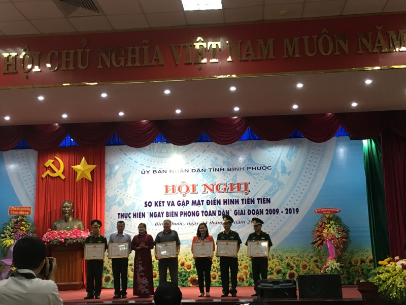 hó Bí thư Thường trực Tỉnh ủy Trần Tuệ Hiền trao tặng Bằng khen của UBND tỉnh  cho các tập thể đạt thành tích xuất sắc Ngày Biên phòng toàn dân giai đoạn 2009-2019