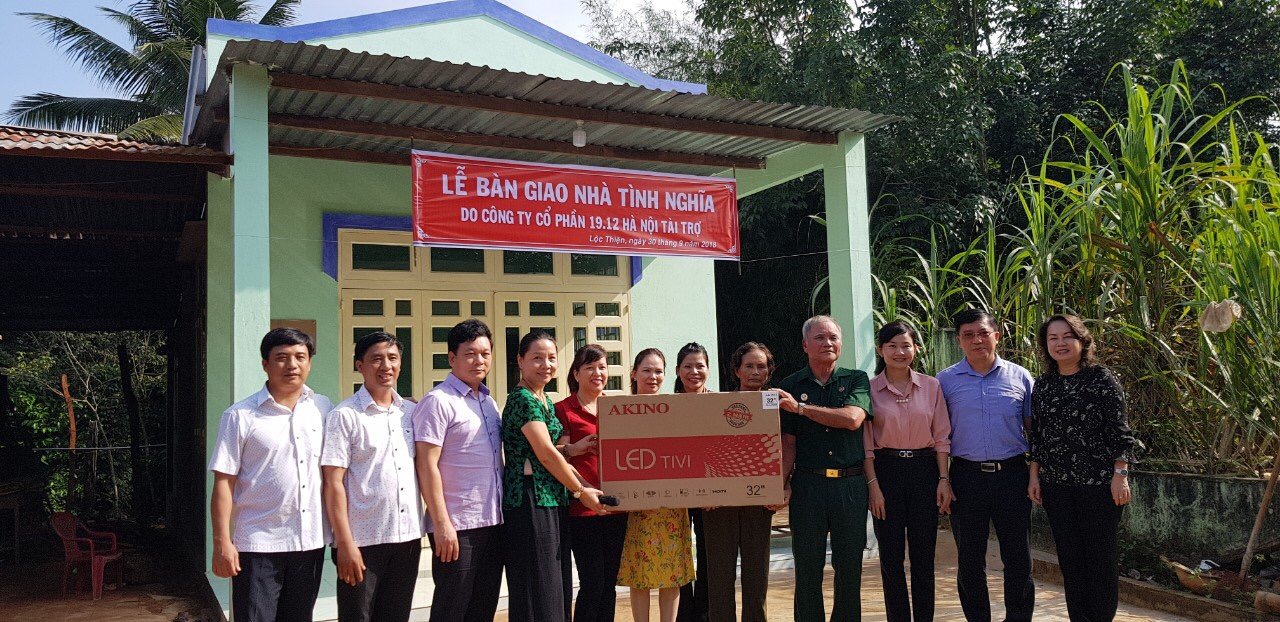 Bàn giao nhà tình nghĩa cho gia đình chính sách