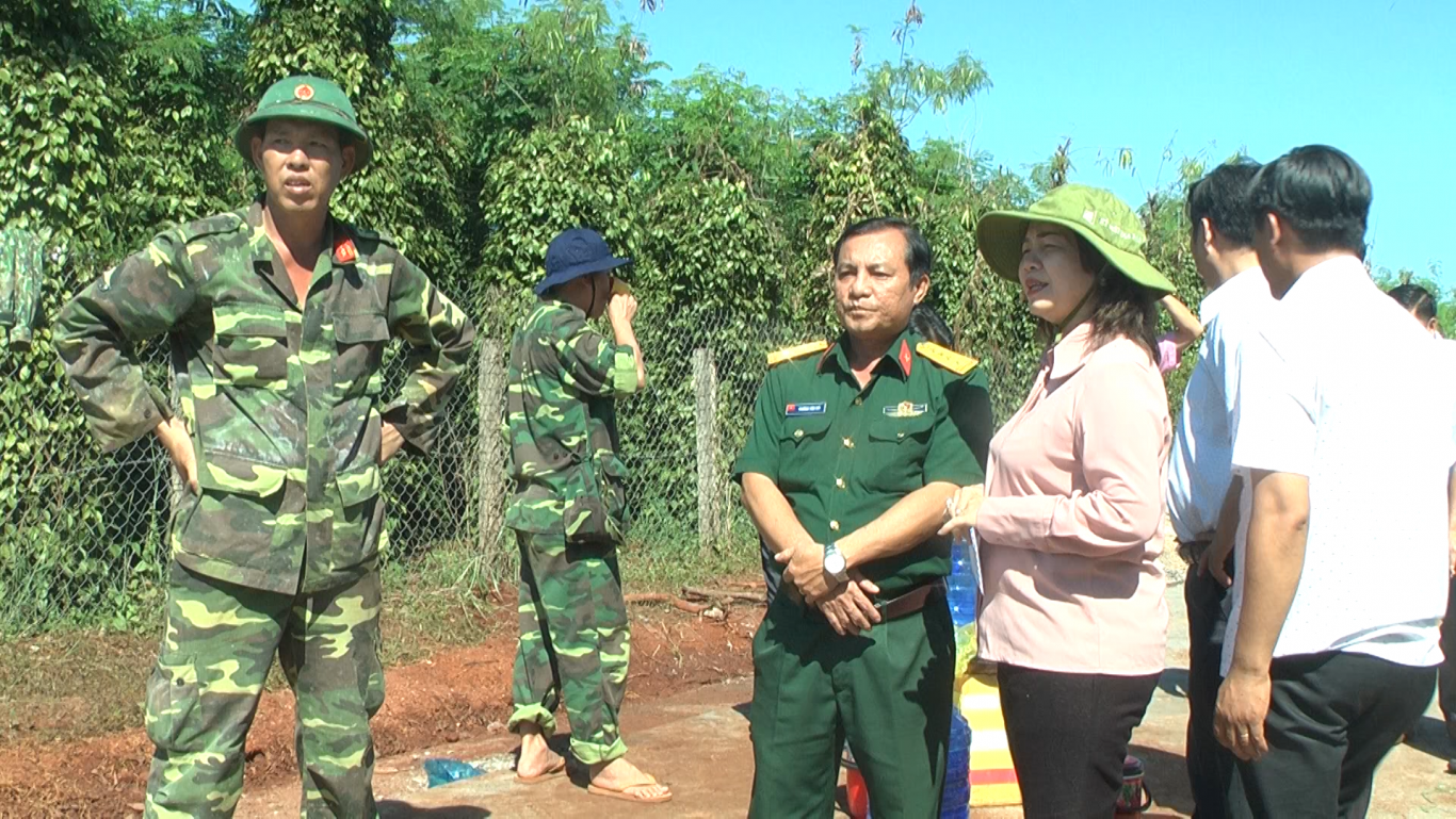 lãnh đạo huyện ủy tham cán bộ chiến sĩ làm đường