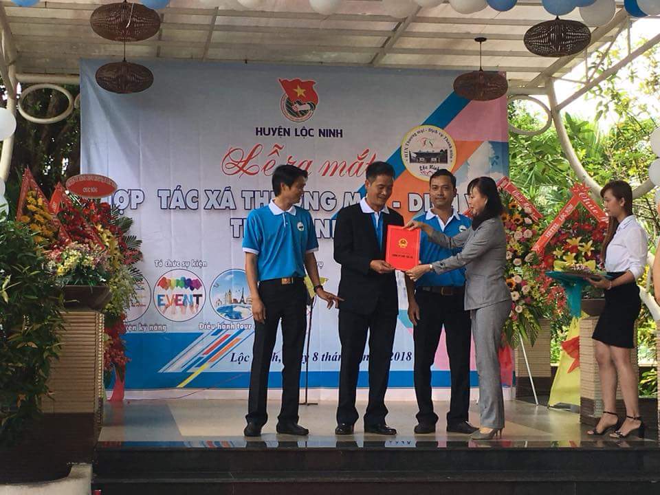 Lanh doa uBND trao giay chung nhan kinh doanh