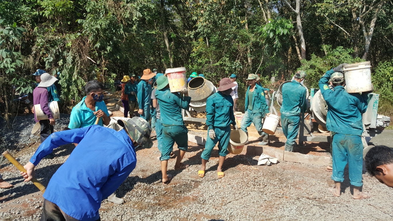 Những kết quả ban đầu của chiến dịch tình nguyện xây dựng đường Nông thôn mới tại xã Lộc Tấn