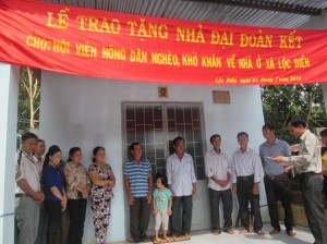 Hội Nông dân huyện Lộc Ninh trao tặng nhà Đại đoàn kết cho hội viên nông dân nghèo, khó khăn về nhà ở xã Lộc Điền