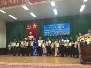 Hội đồng Thi đua - Khen thưởng tỉnh Bình Phước ban hành Hướng dẫn về các hình thức biểu dương, khen thưởng và tổ chức gặp mặt  các tập thể, cá nhân tiêu biểu, điển hình...