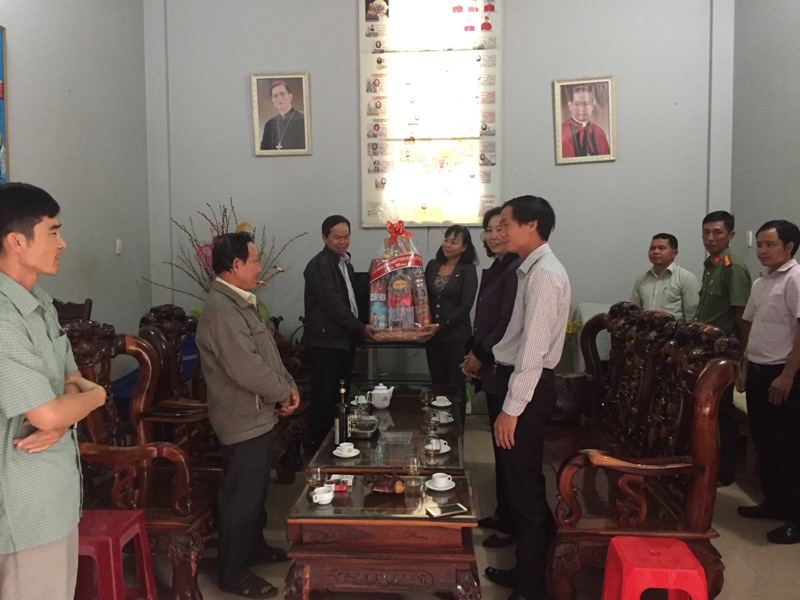 Huyện Lộc Ninh tổ chức Đoàn thăm, chúc mừng nhân dịp Lễ Giáng sinh năm 2017