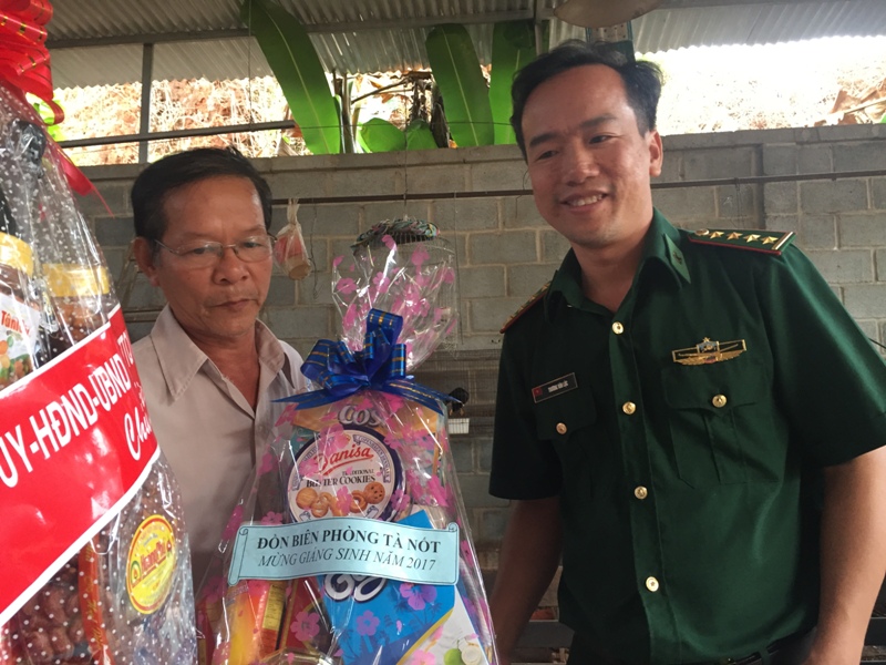 Huyện Lộc Ninh tổ chức Đoàn thăm, chúc mừng nhân dịp Lễ Giáng sinh năm 2017