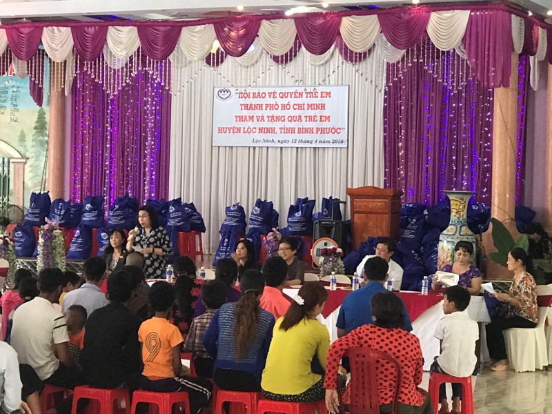 Hai trăm phần quà đến với trẻ em khuyết tật, mồ côi,  có hoàn cảnh đặc biệt khó khăn nhân Ngày Người khuyết tật Việt Nam